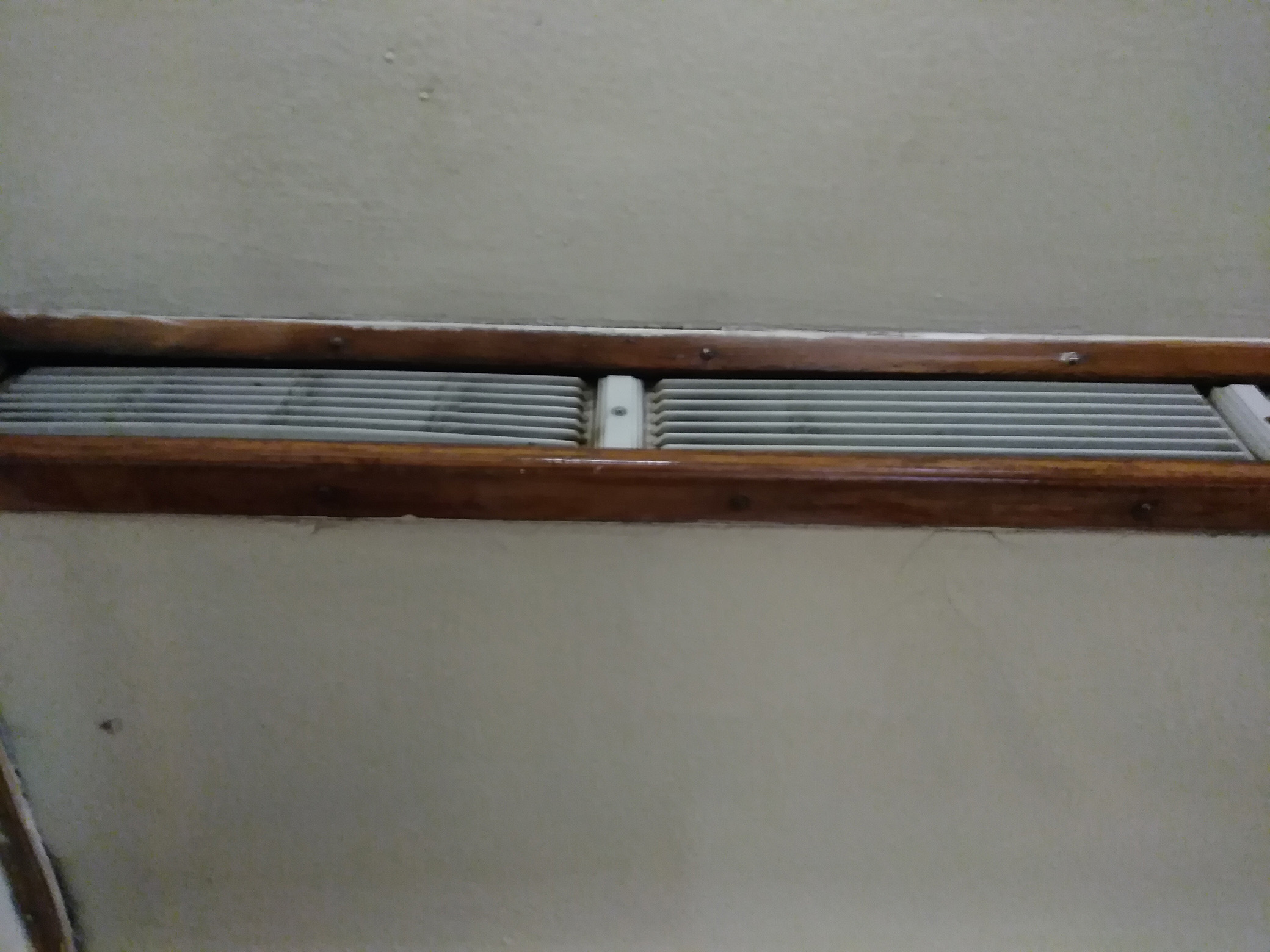 05.05.2019. Вентилляционные отверсия, отделанные деревянными молдингами