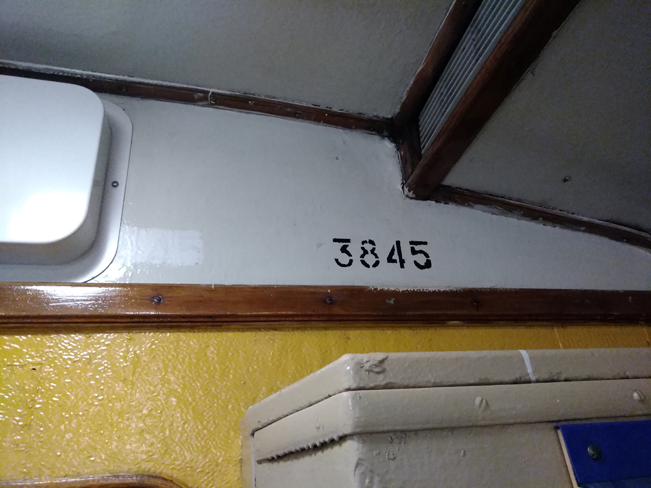 05.05.2019. Написанный краской номер вагона