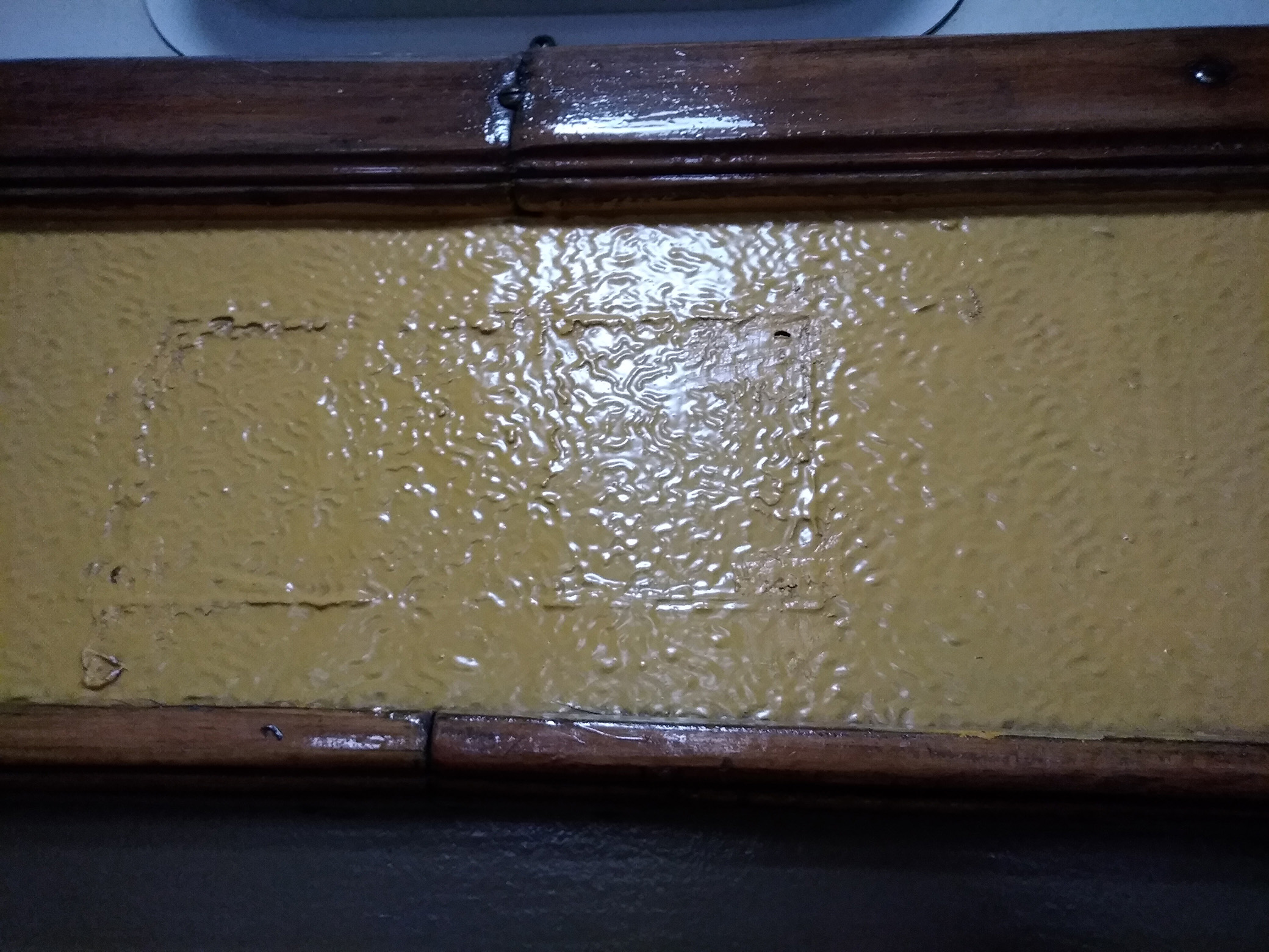 05.05.2019. Следы на линкрусте от родной таблички вагона