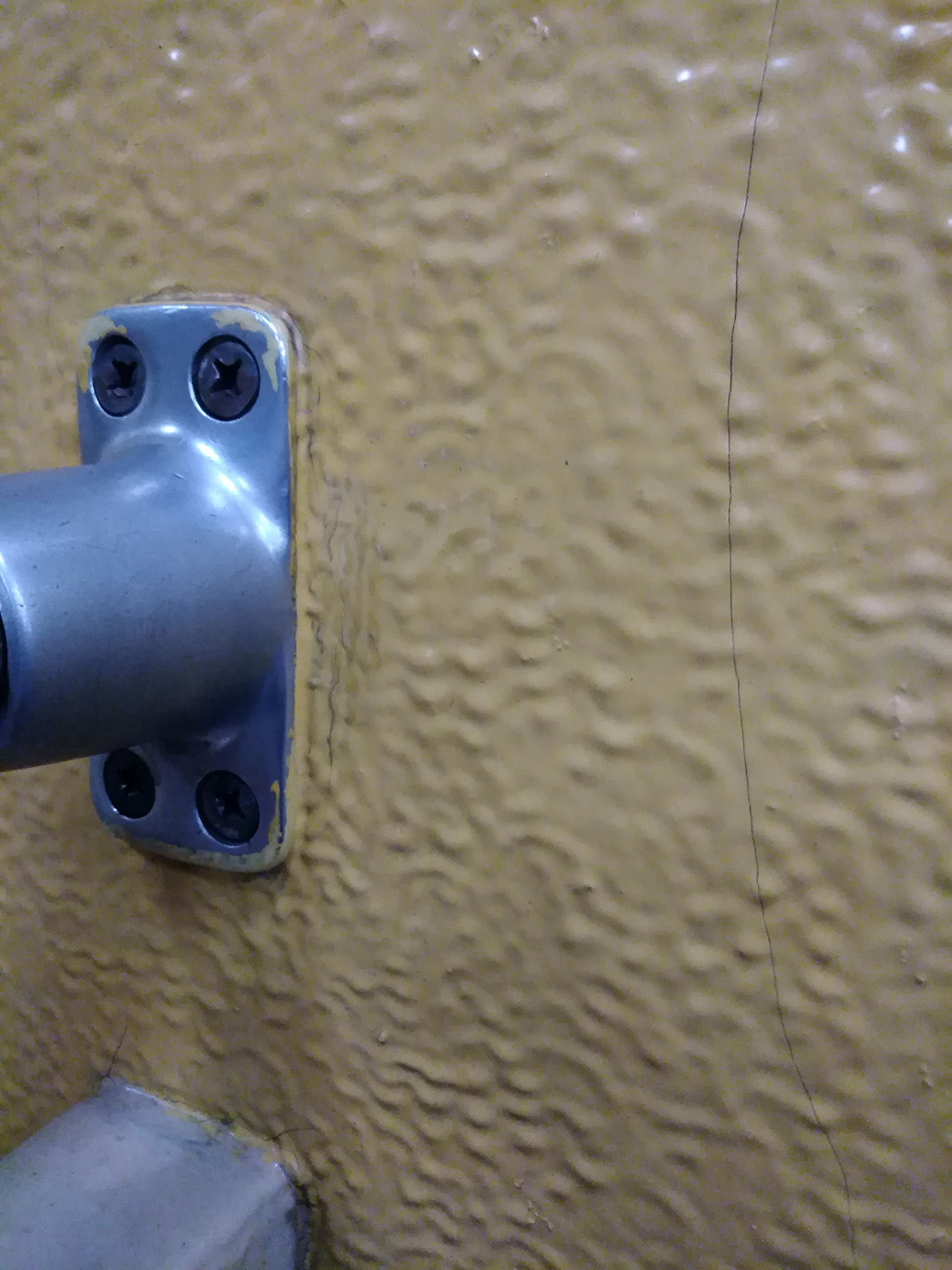 05.05.2019. Крепление бокового поручня у дивана. На линкрусте на многослойном слое краски образовались трещины