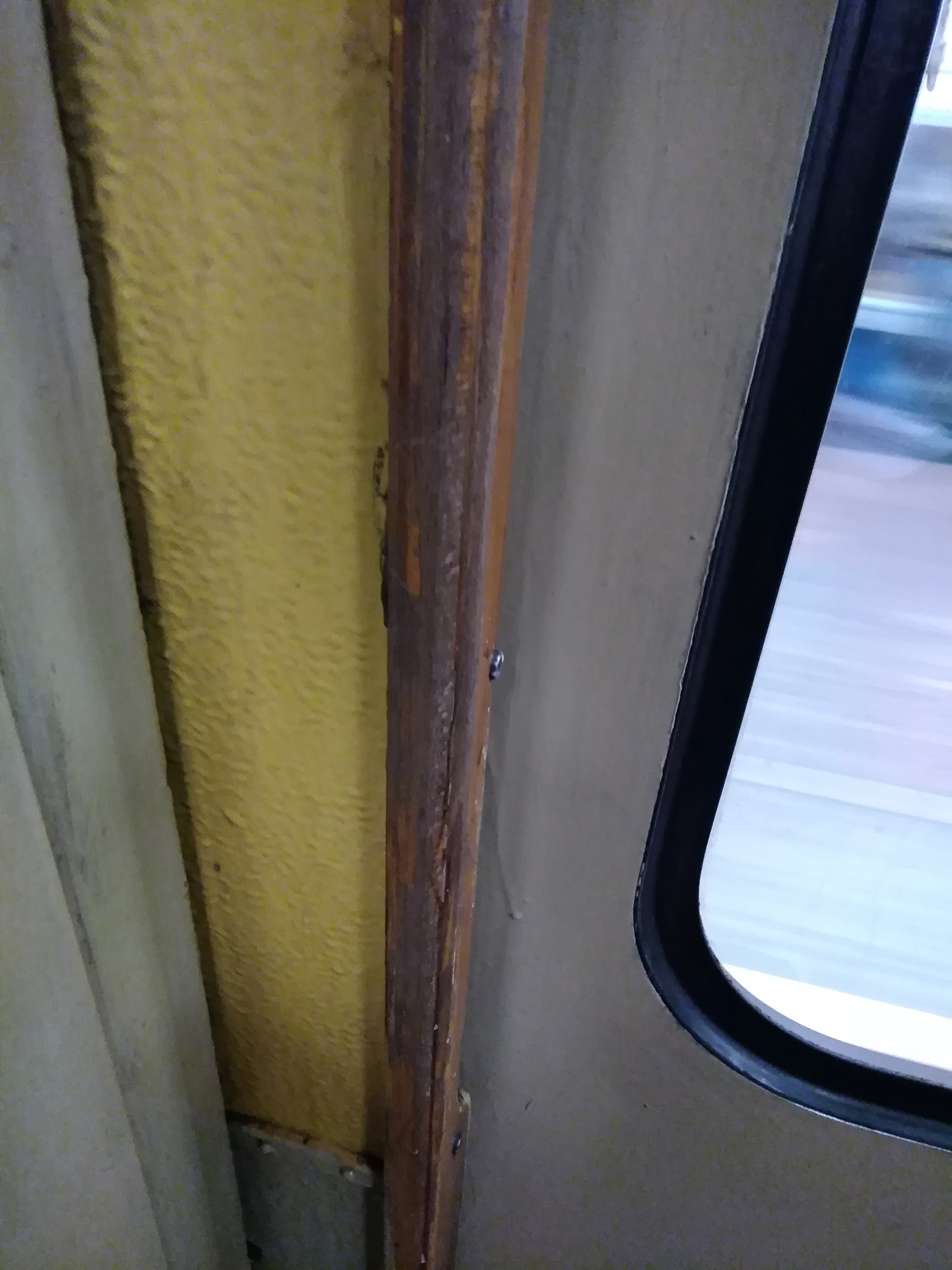 05.05.2019. Измученный временем дверной деревянный молдинг