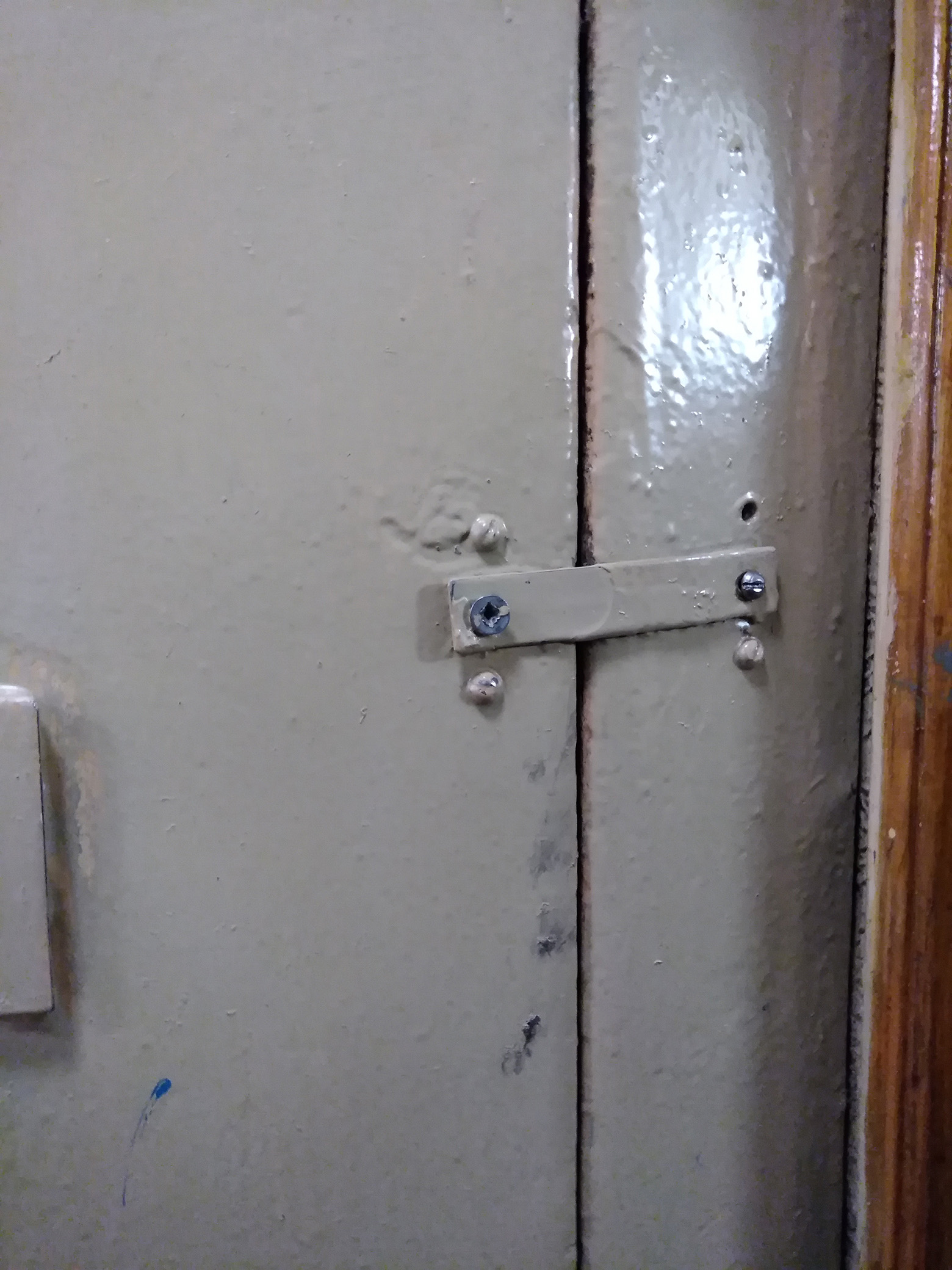 05.05.2019. Замок закрывающий оборудование в шкафу от посторонних