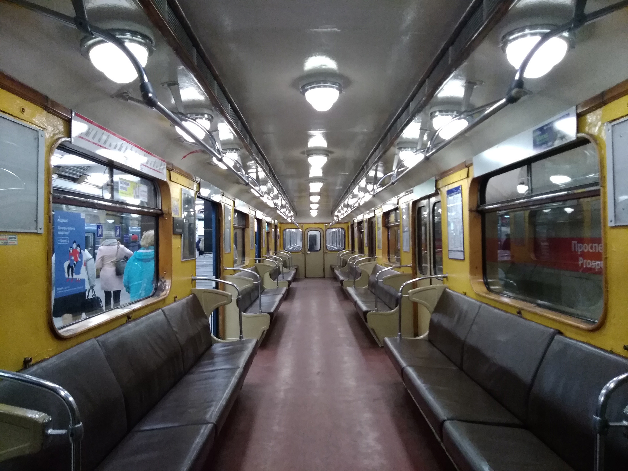 05.05.2019. Салон Ема №3845 вид в торцевую сторону вагона