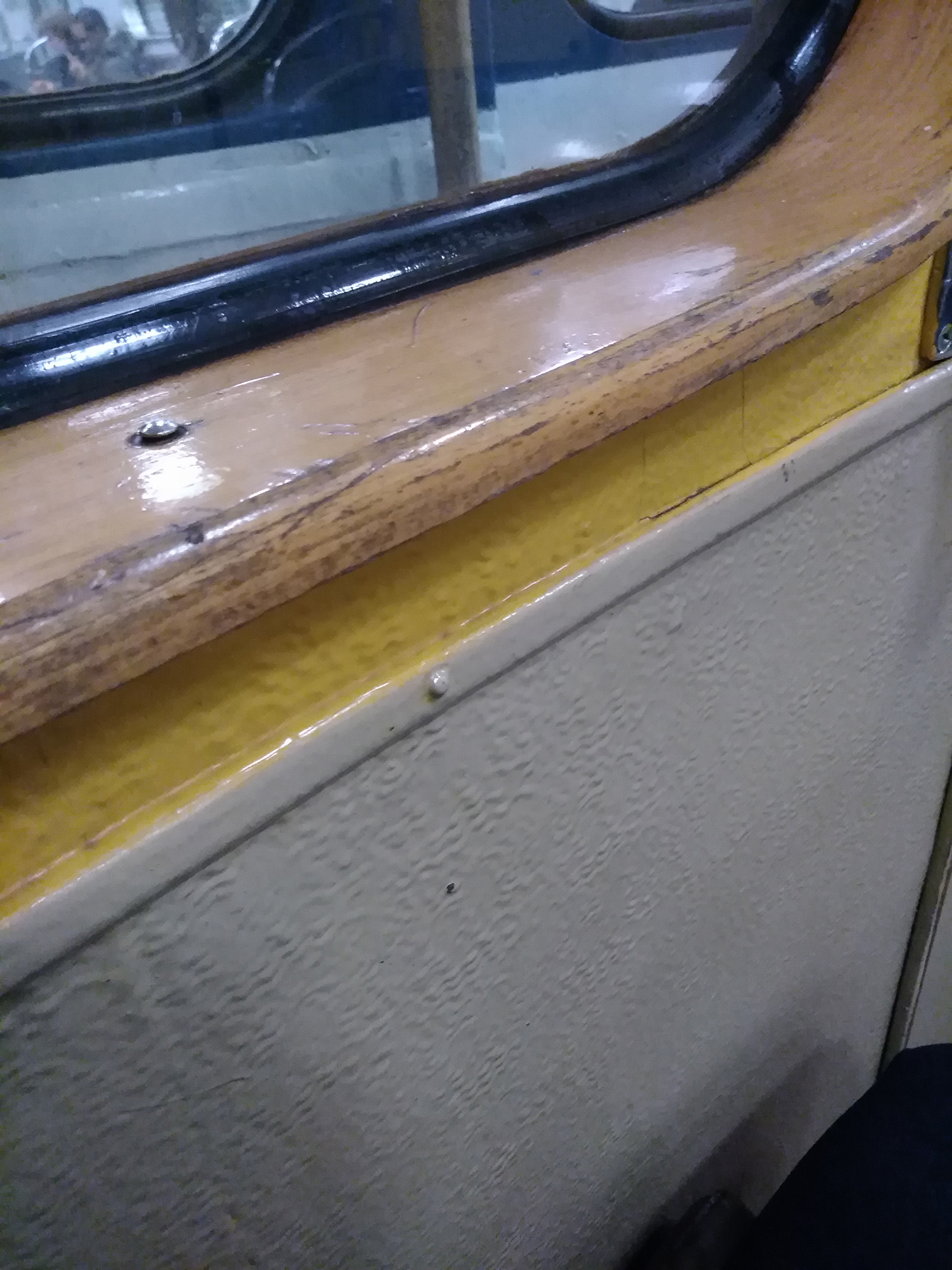 05.05.2019. Деревянная оконная рама в торцевой части вагона