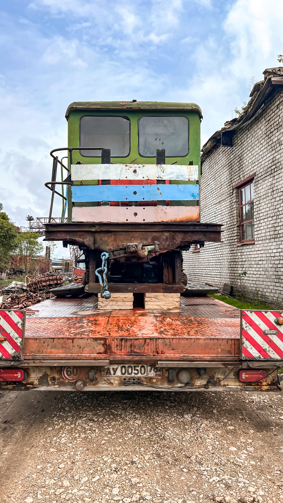 07.2023. ЭСУ2а-876 на трейлере на заводской УЖД Демиховского машиностроительного завода