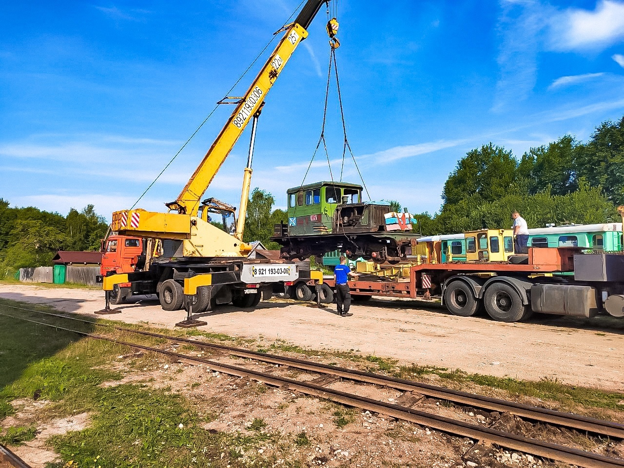 07.2023. Разгрузка ЭСУ2а-876 на Тёсовской узкоколейке