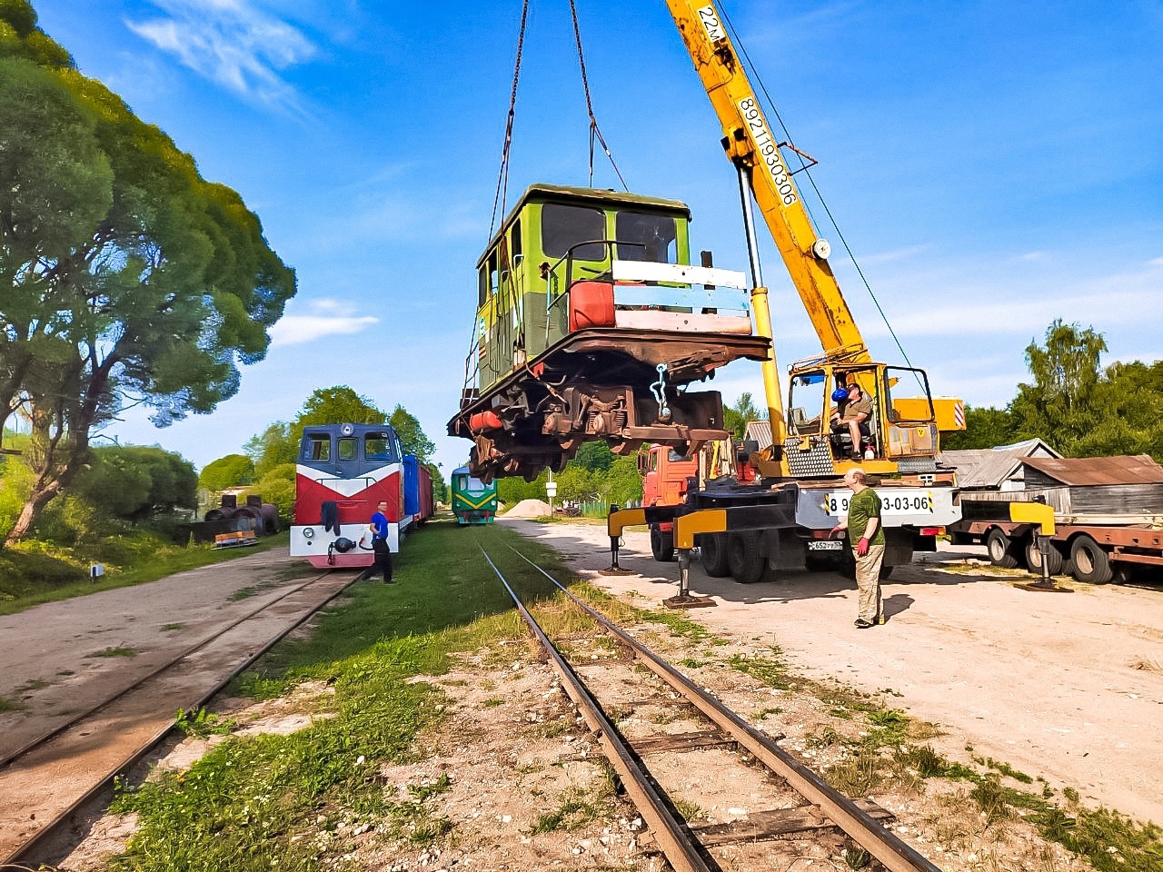 07.2023. Разгрузка ЭСУ2а-876 на Тёсовской узкоколейке