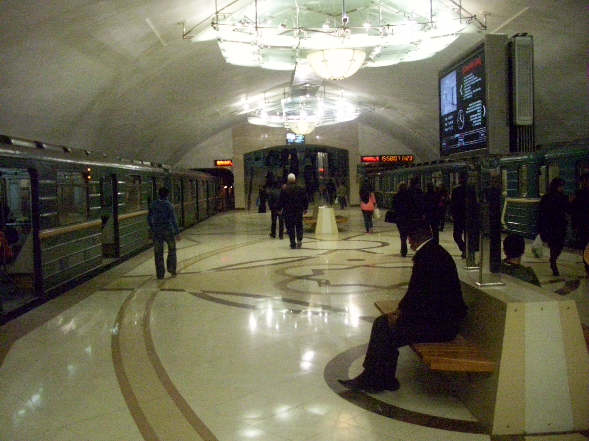 Бакинский метрополитен  — станция «Азадлыг Проспекти»/«Проспект Свободы»